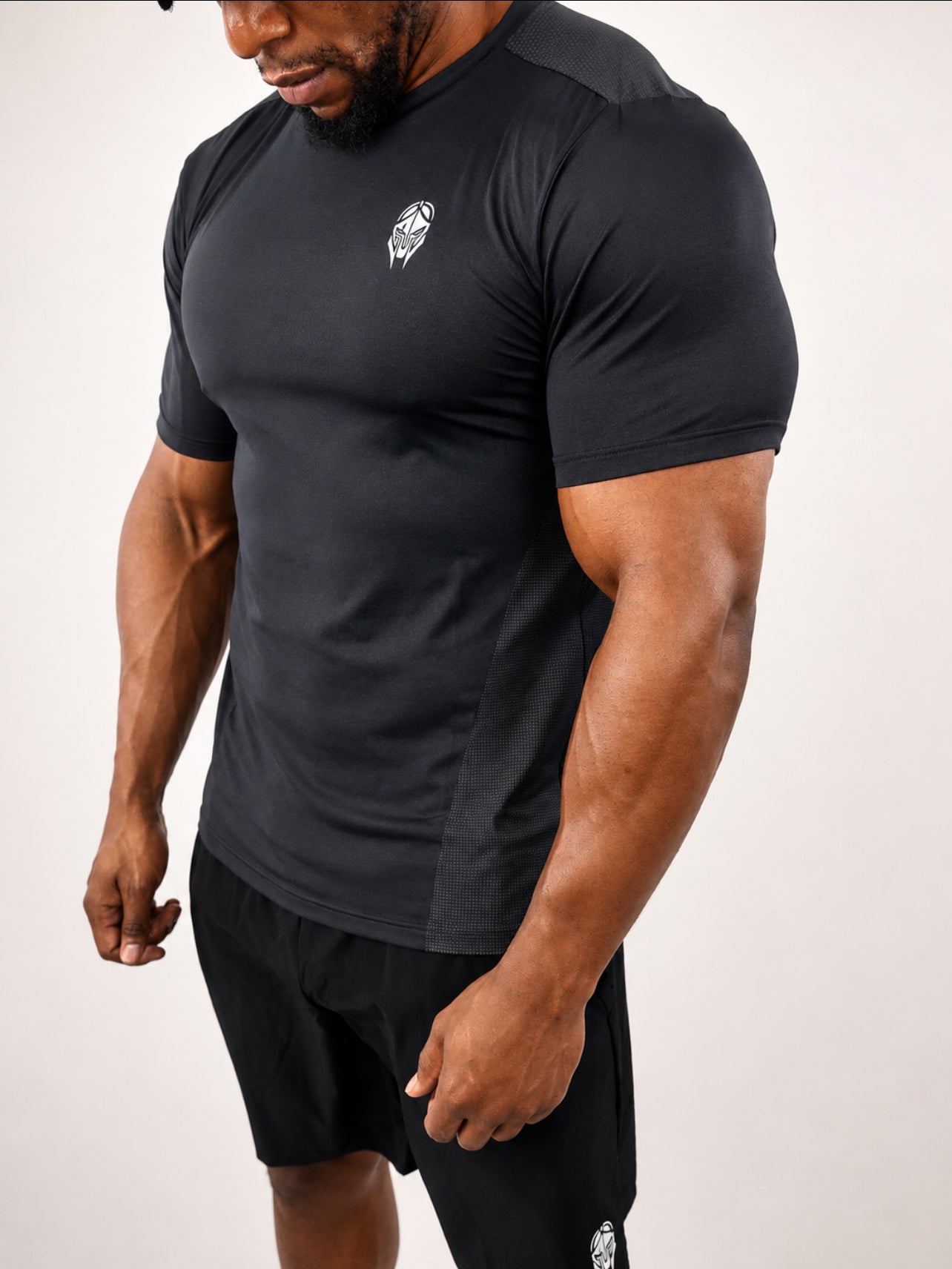 ATLAS PERFORMANCE TEE — OBSIDIAN